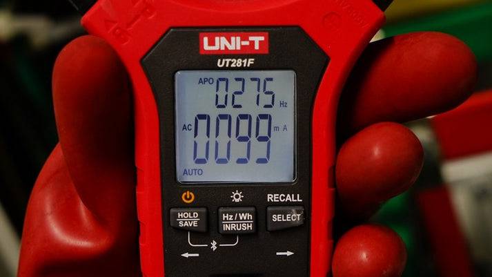 Nahaufnahme des Displays der UNI-T UT281F während einer Messung in einem Schaltschrank, es werden Frequenz und AC-Strom angezeigt.
