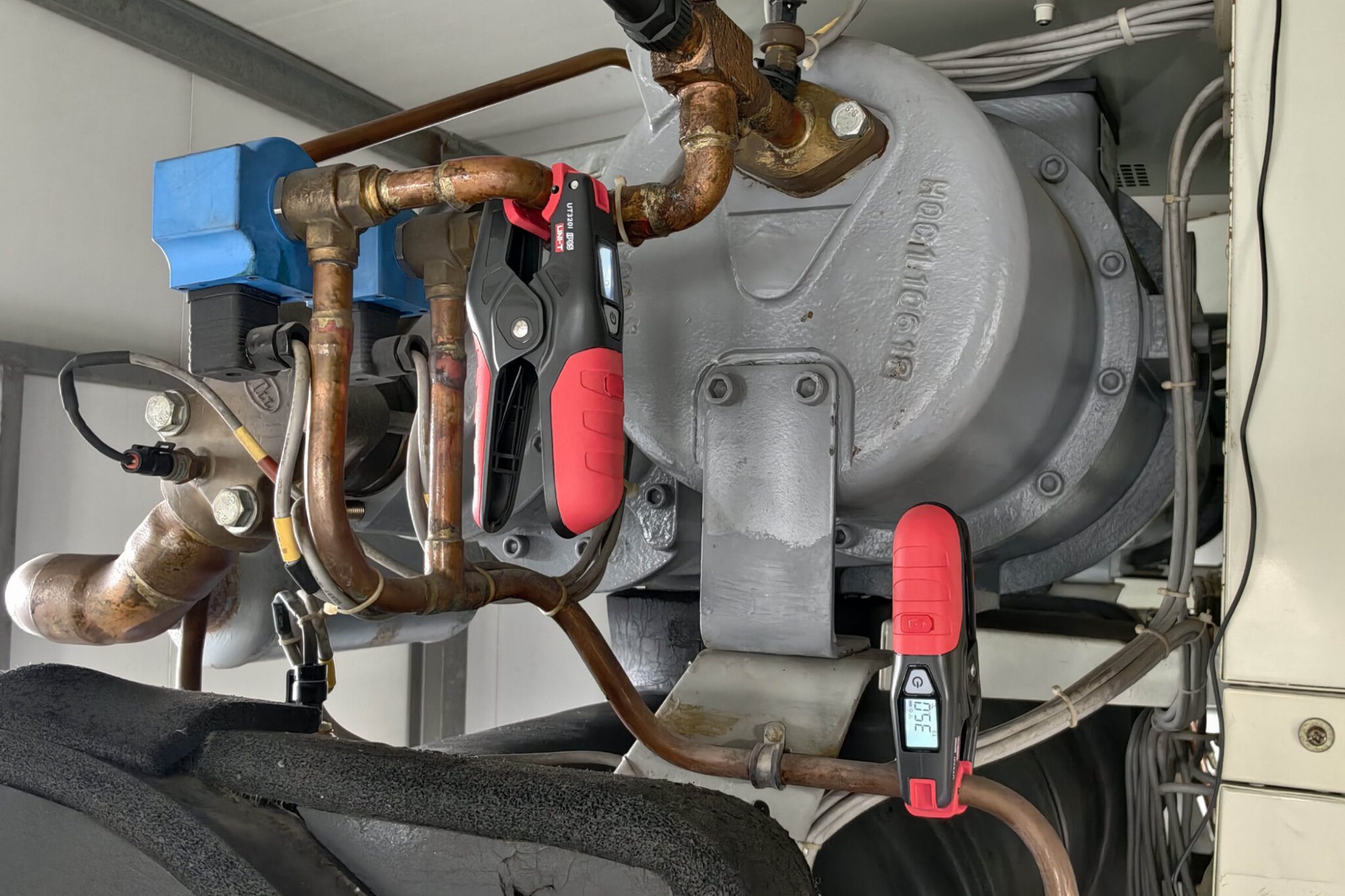 Zwei UT320i Funk-Temperaturzangen im parallelen Einsatz an einem industriellen Kältekompressor