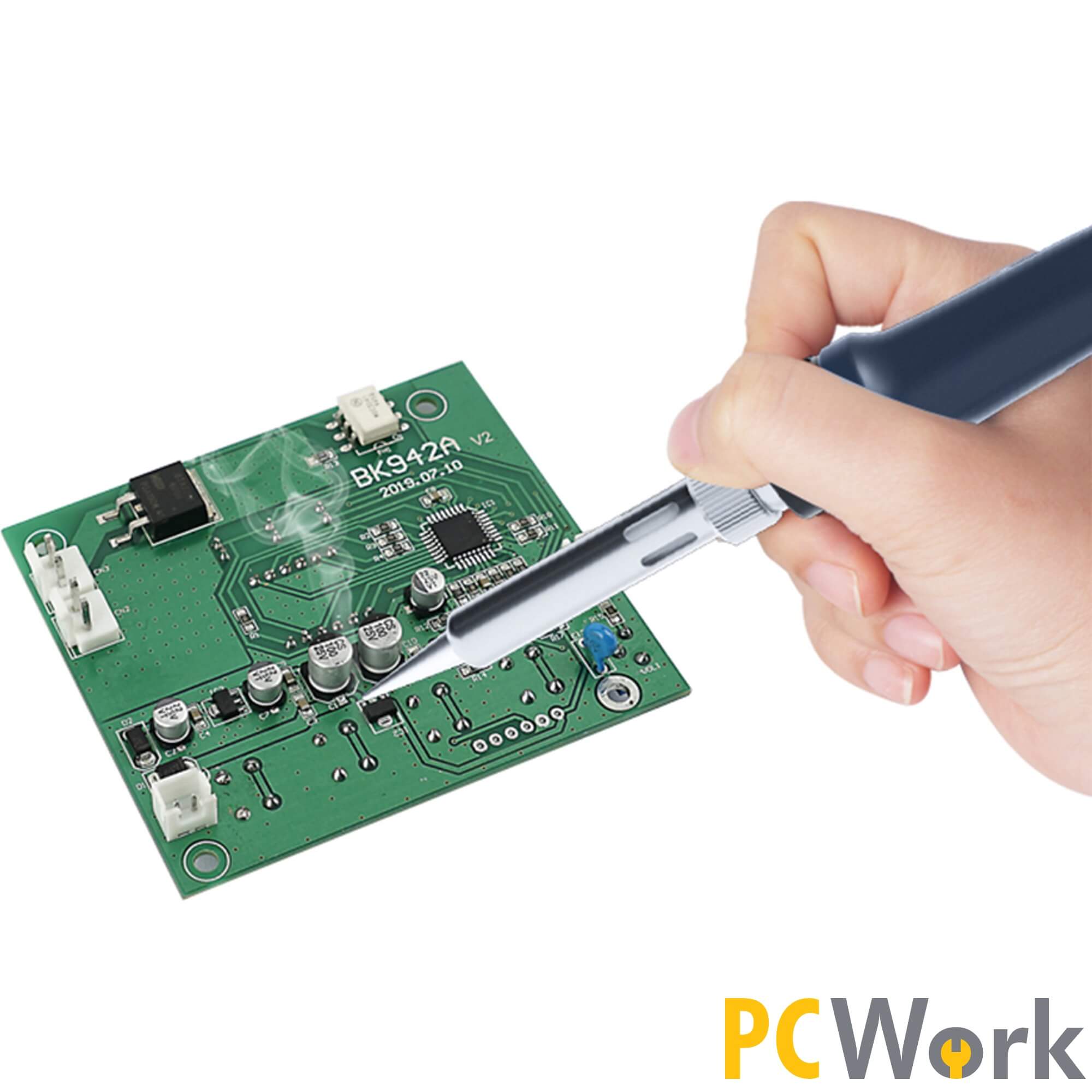 Lötarbeiten an einer Platine mit dem handlichen Lötkolben der PCW09C Lötstation