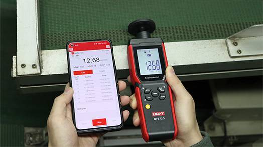 Anwendungsbeispiel: UNI-T UT372D Drehzahlmesser verbunden mit einer Smartphone-App via Bluetooth zur Datenanzeige und -aufzeichnung.