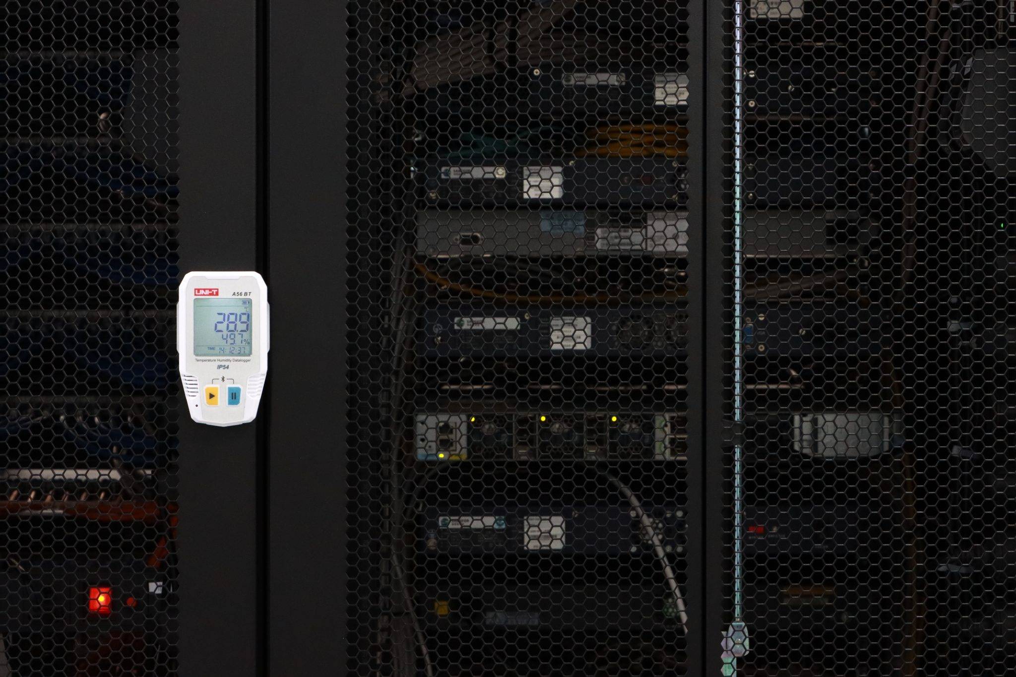 Überwachung eines Serverraums mit dem UNI-T A56 BT Datenlogger, befestigt an einem Serverschrank zur Kontrolle der IT-Umgebung.