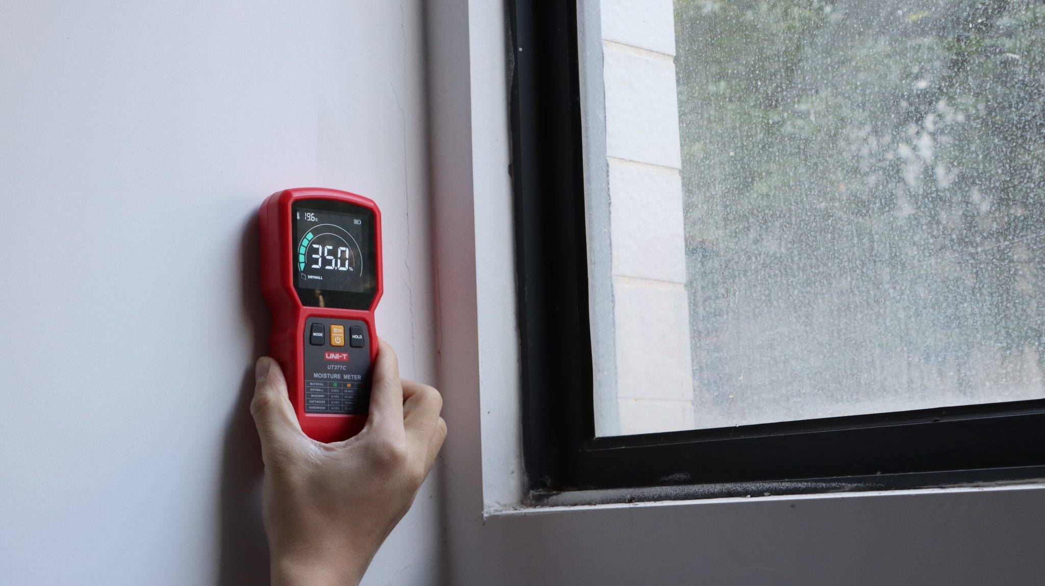 Feuchtigkeitsmessung mit dem UNI-T UT377C an einer Trockenbauwand neben einem Fenster, der Messwert beträgt 35.0%.