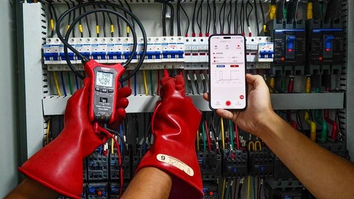 UNI-T UT281F im Einsatz mit der Smartphone-App via Bluetooth zur Anzeige und Aufzeichnung von Messdaten in Echtzeit.