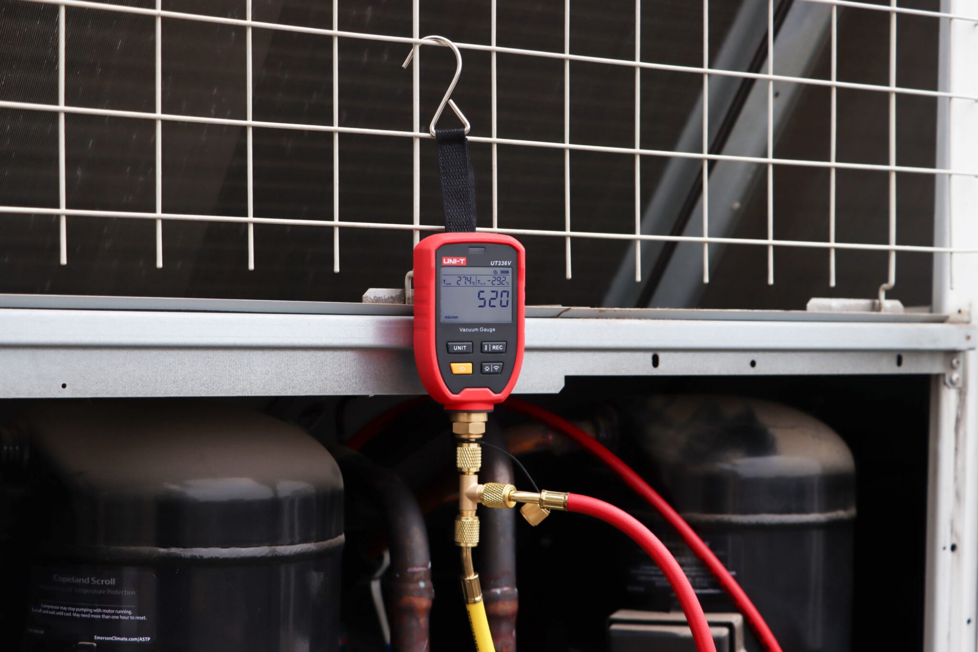 UNI-T UT336V Vakuummeter am Aufhängehaken befestigt während der Evakuierung einer Kälteanlage