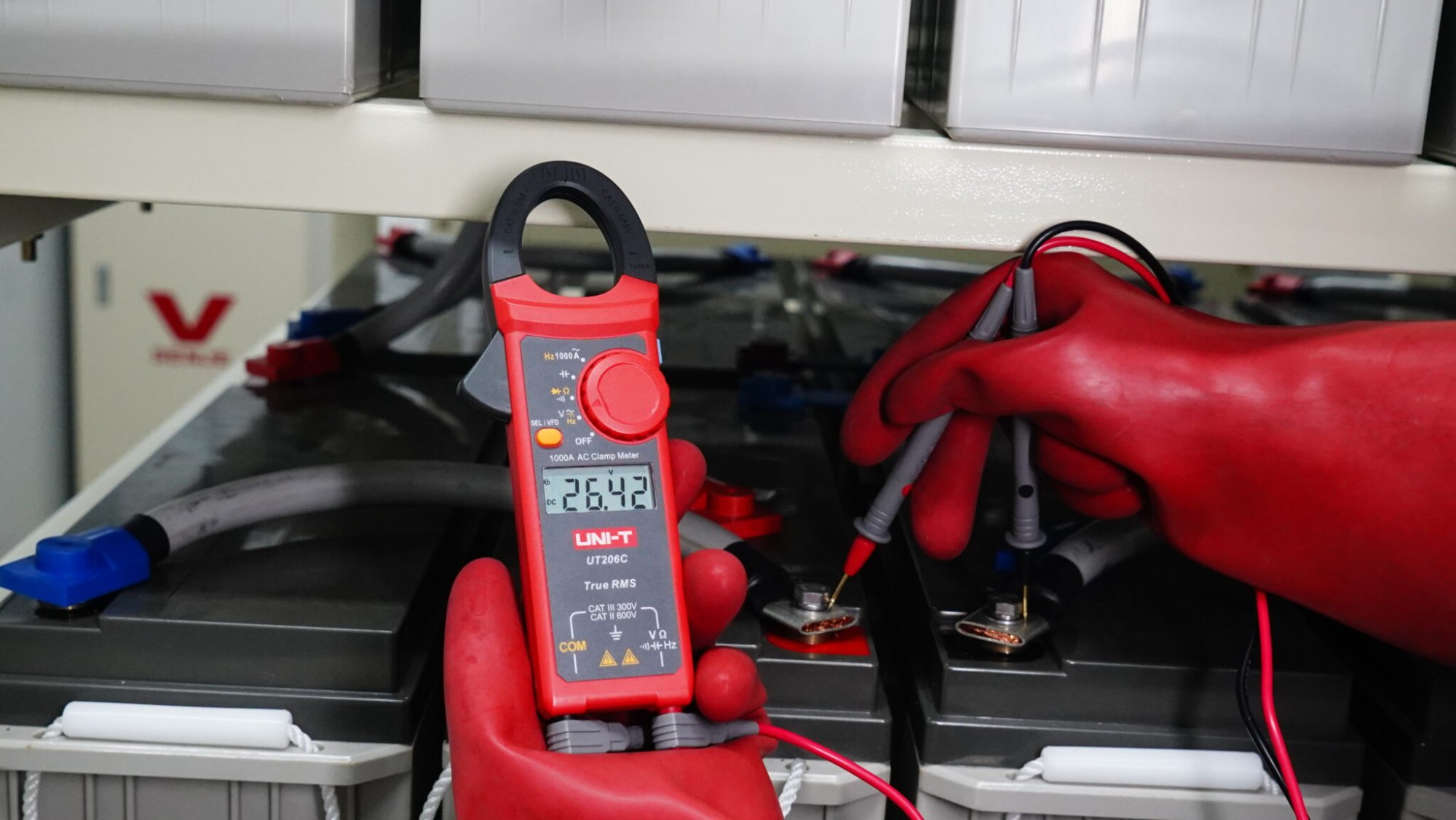 Spannungsmessung an Akkuspeichern mit Messspitzen und dem UNI-T UT206C Multimeter.
