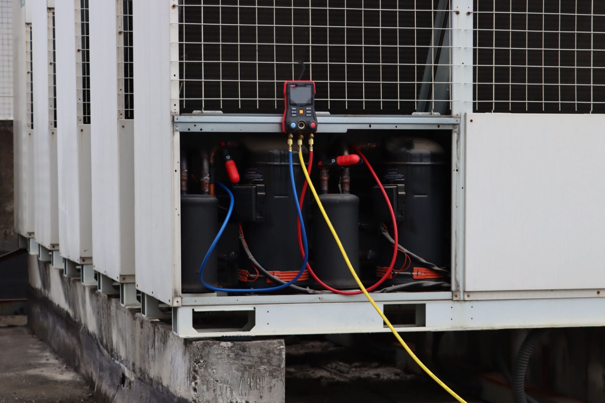 UT336E KIT manifold gauge attached to an industrial cooling unit during diagnostics