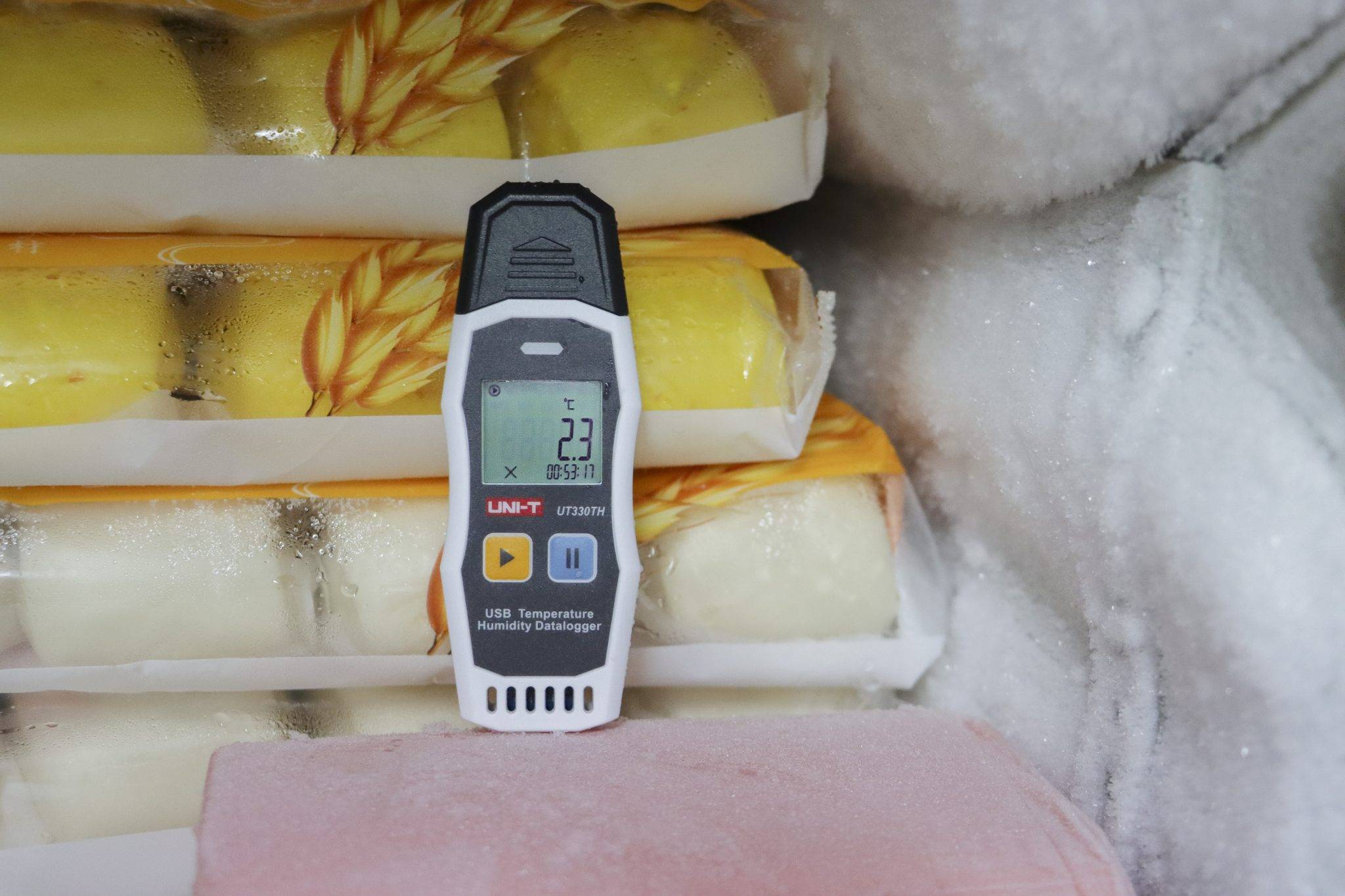 Der UNI-T UT330TH Datenlogger im Einsatz zur Temperaturüberwachung in einer Tiefkühltruhe, um die Einhaltung der Kühlkette zu gewährleisten.