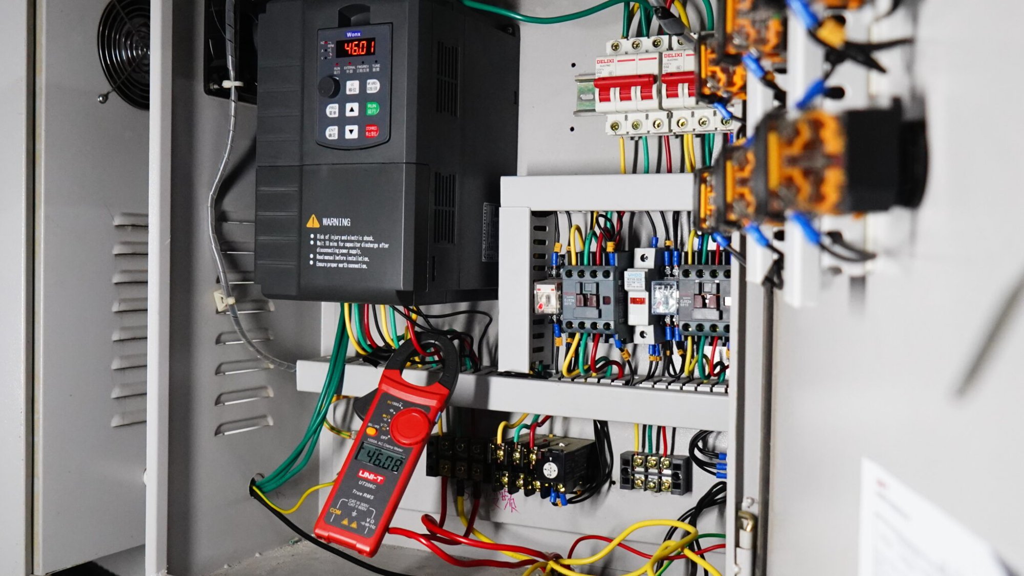 Frequenzumrichter-Diagnose im Schaltschrank mittels UNI-T UT206C VFD-Modus.