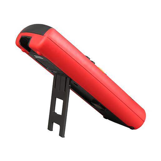 UNI-T UT71C Präzisions-Multimeter mit ausgeklapptem Standfuß für eine stabile, abgewinkelte Positionierung auf einer Arbeitsfläche.
