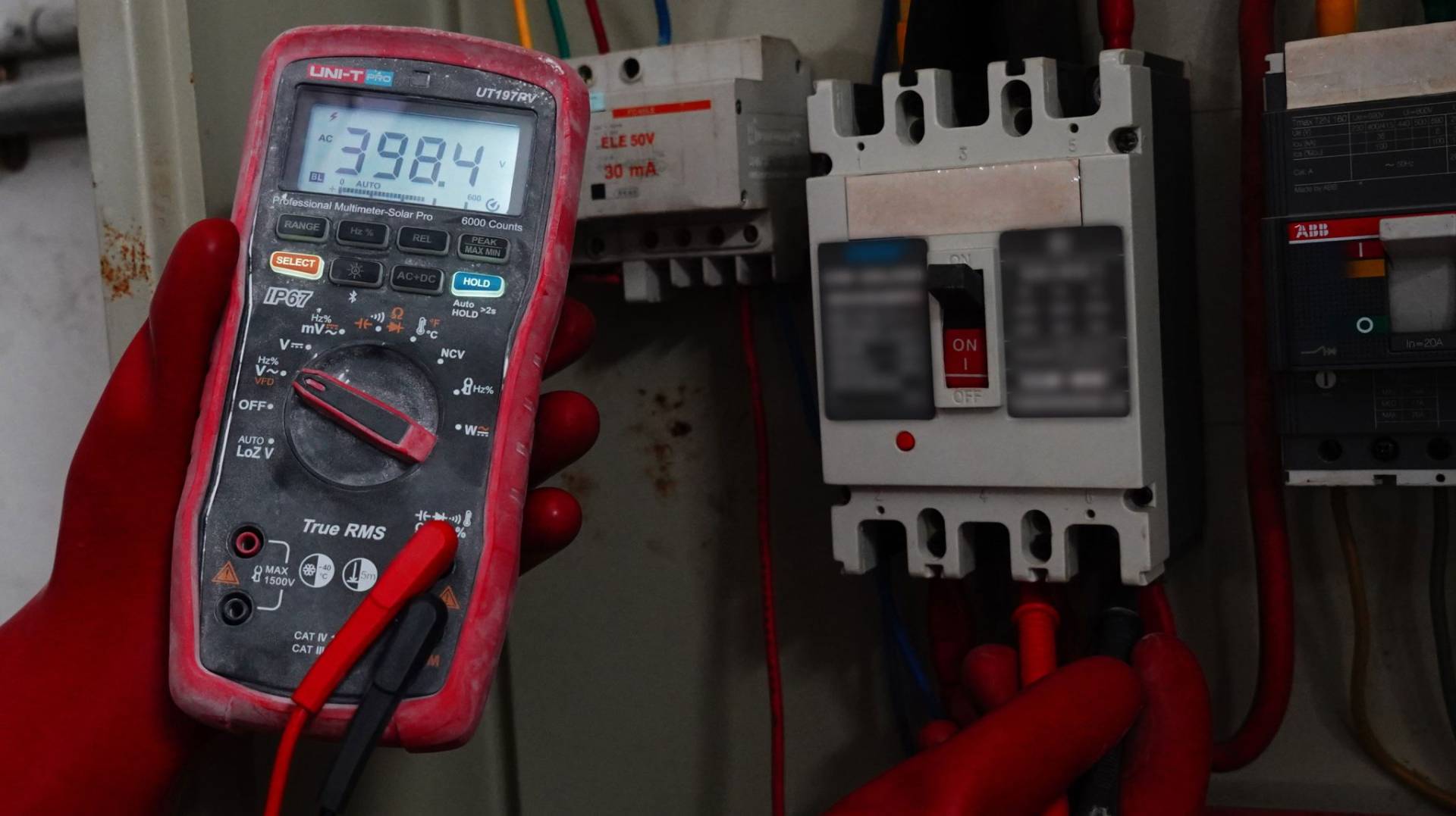min_ut197pv-multimeter-fuer-solaranwendungen-anwendungsbeispiel-photovoltaikpv-multimeter-application-3