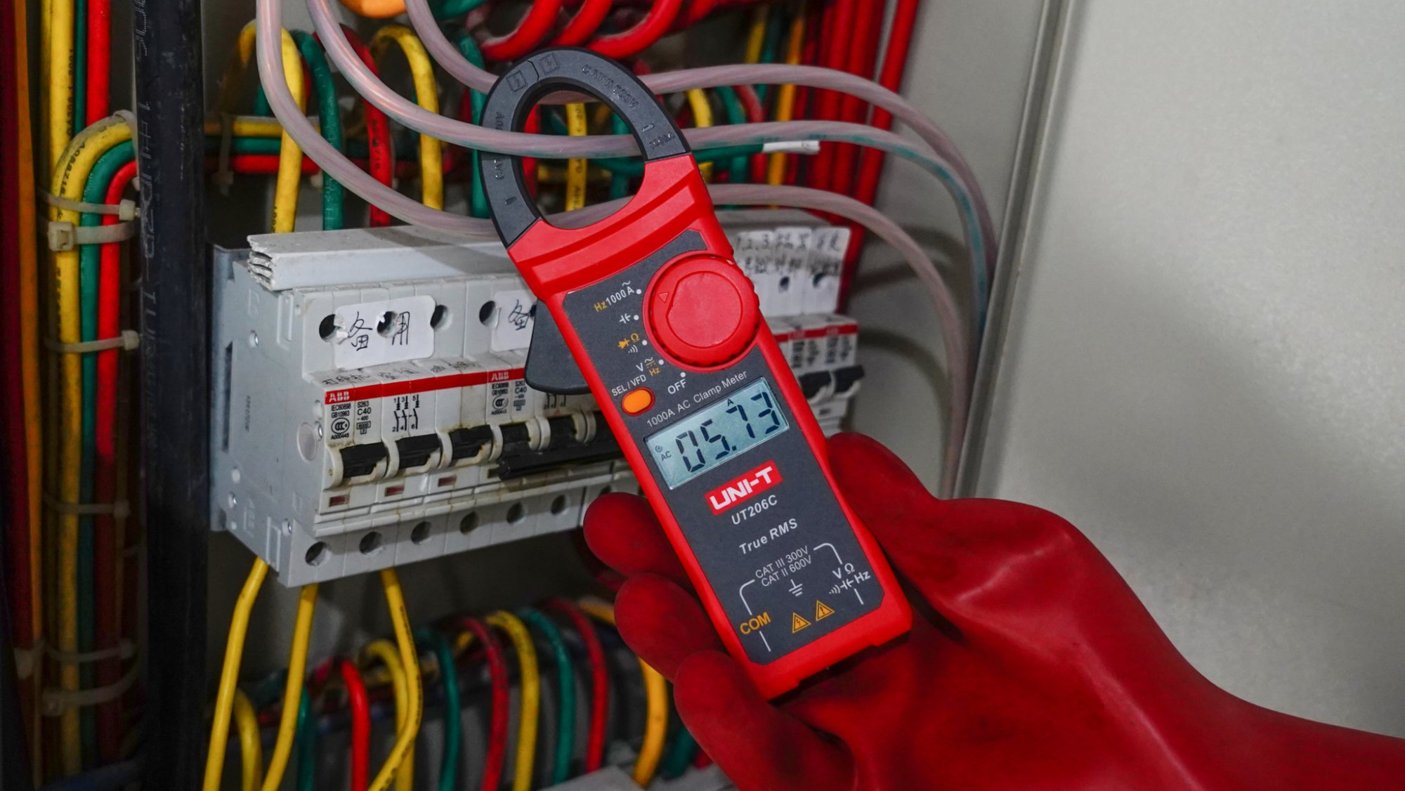 Strommessung an Leitung im Schaltschrank mit dem UNI-T UT206C Stromzangenmessgerät.