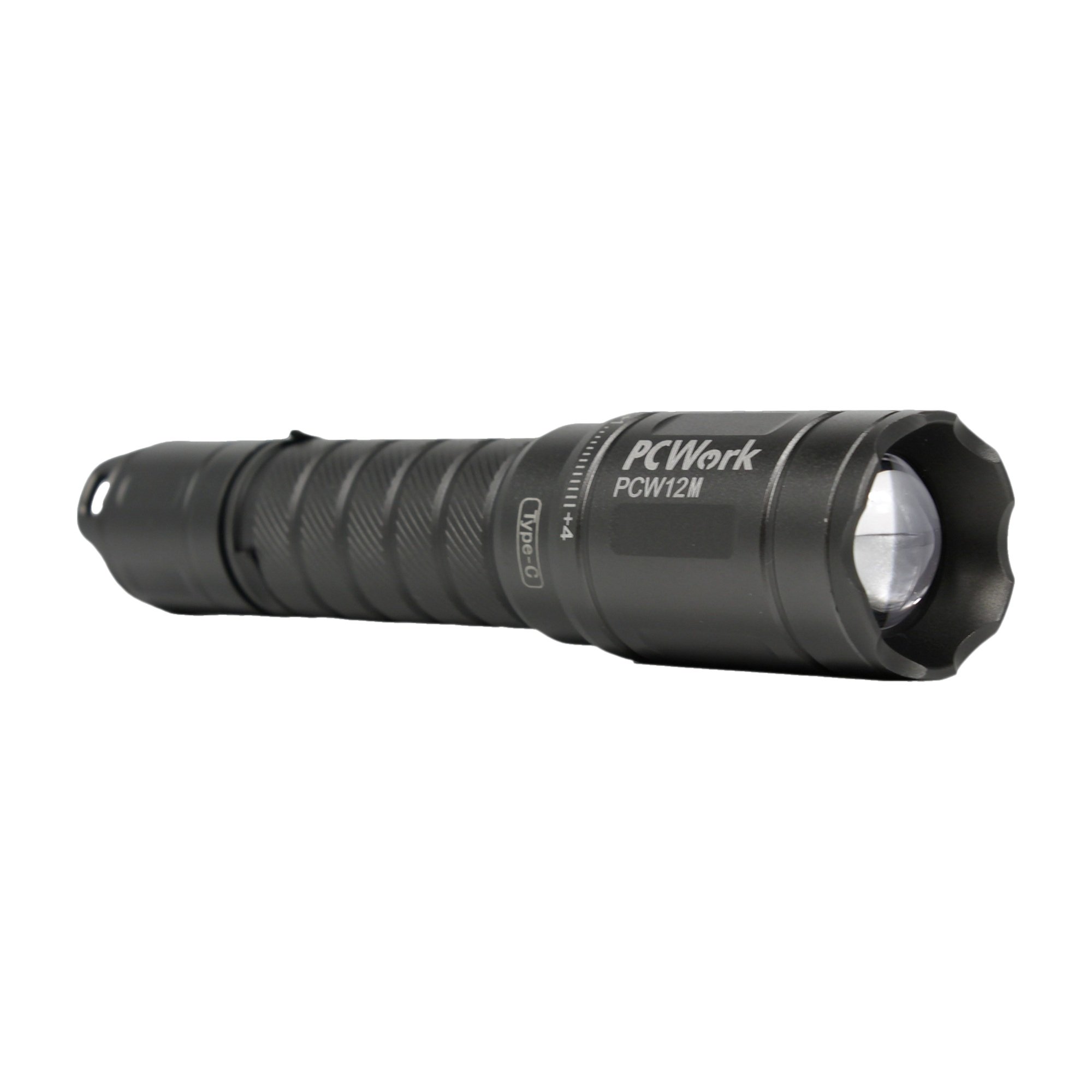 Leicht schräge Perspektive der PCW12M LED-Taschenlampe mit Blick auf Frontlinse und Bezel