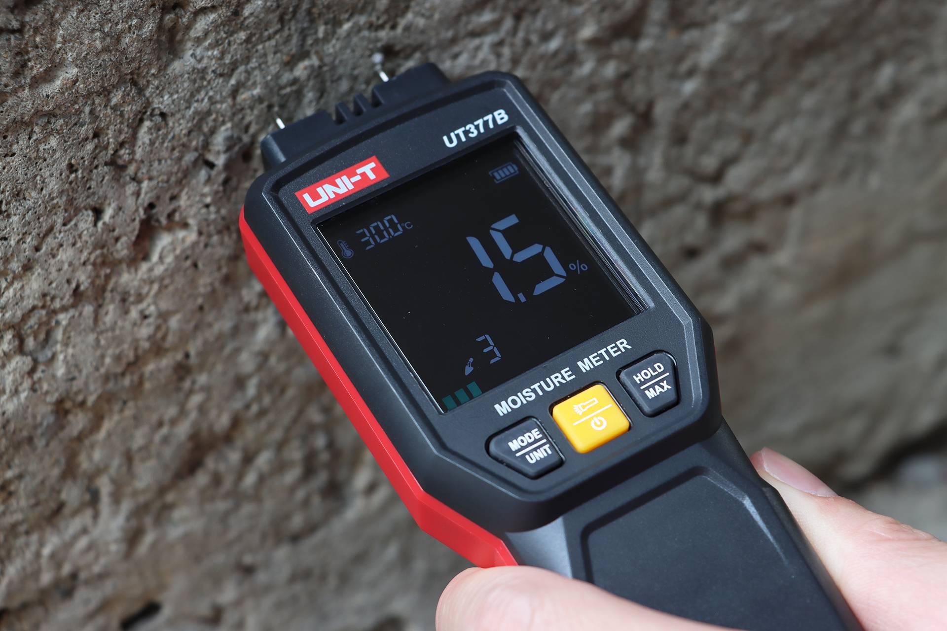 Feuchtigkeitsmessung mit dem UNI-T UT377B an einer rauen Betonwand oder einem Felsen.
