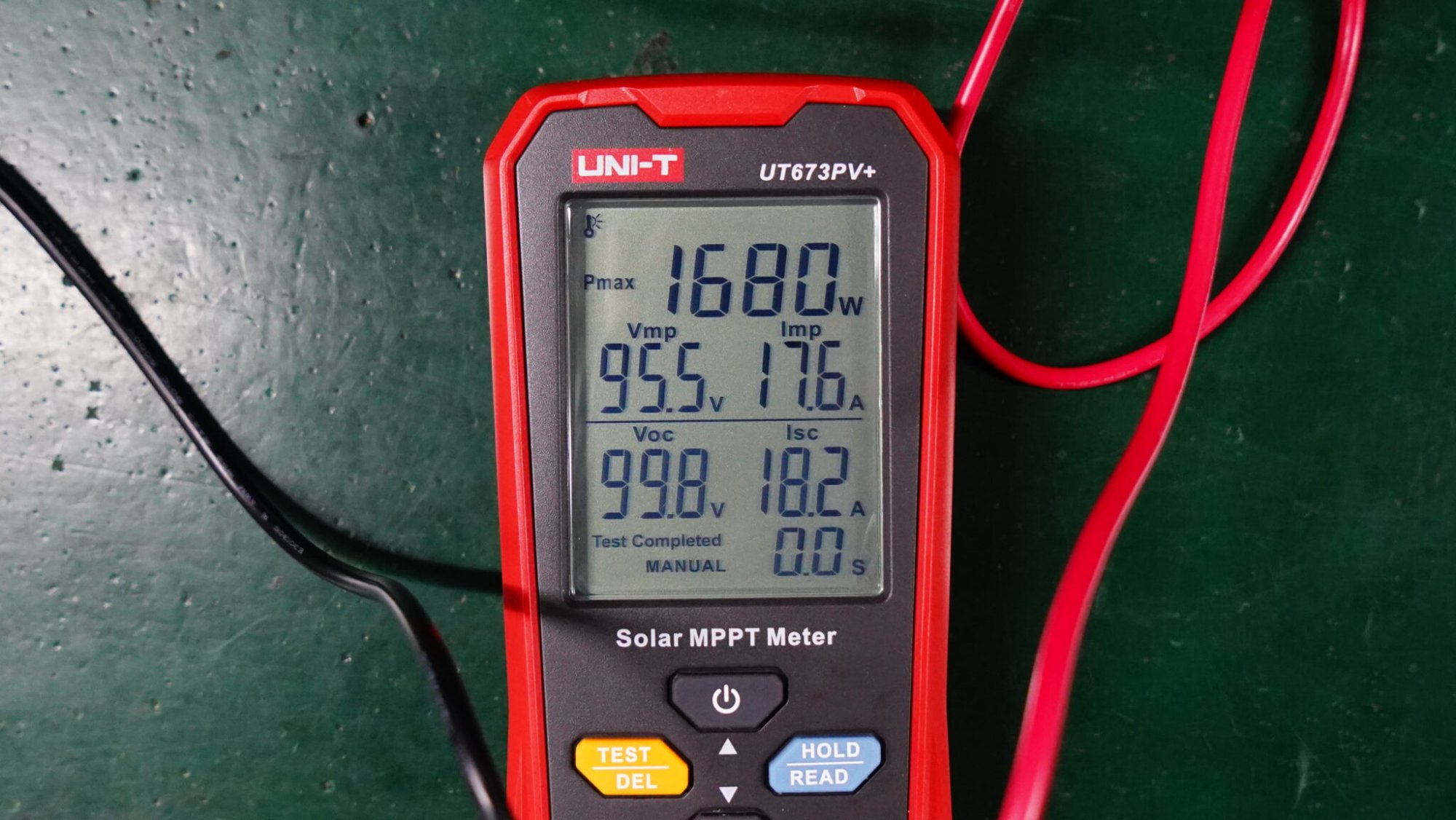 Detailaufnahme des UNI-T UT673PV+ Displays mit Messwerten für Pmax, Vmp, Imp und Voc
