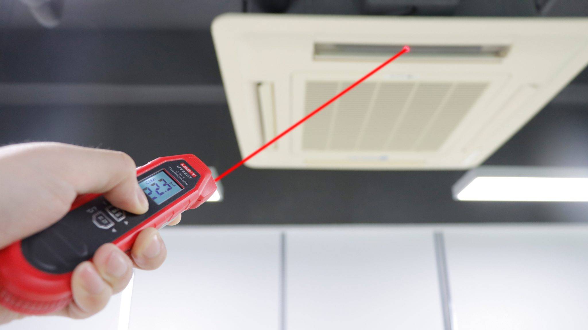 Anwendung des UNI-T UT320T: Berührungslose Temperaturmessung einer Klimaanlage mit dem Infrarotsensor.