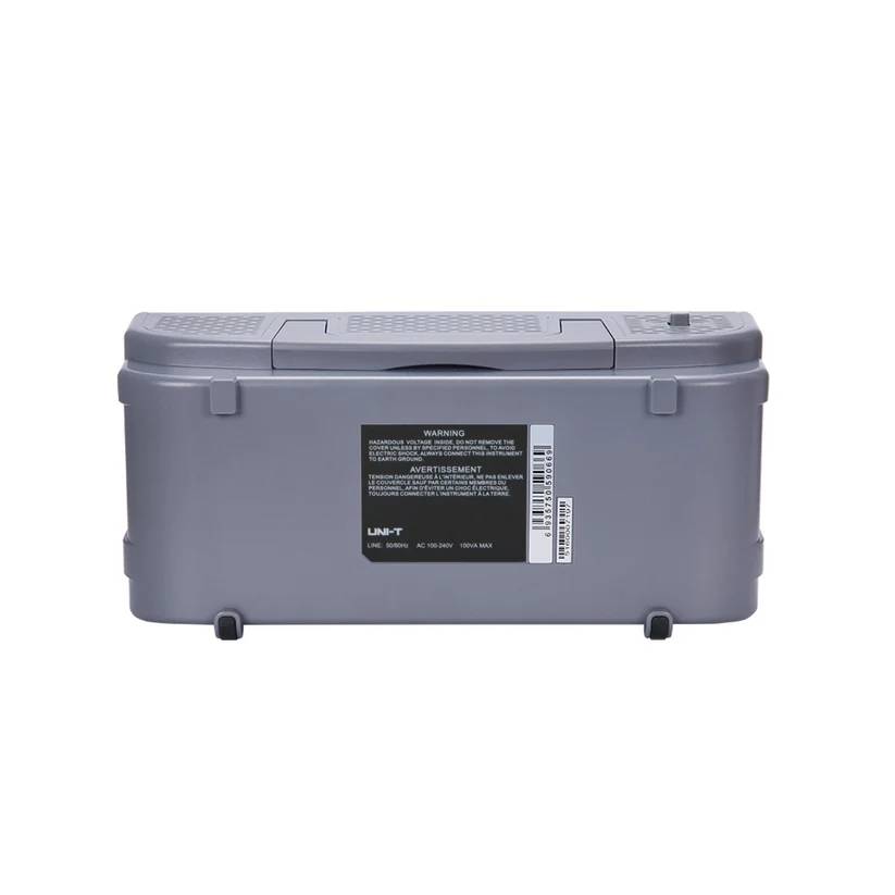 Rückseite des UNI-T UTD2102CEX+ Oszilloskops mit Warnhinweisen, Seriennummer und Stromanschluss.