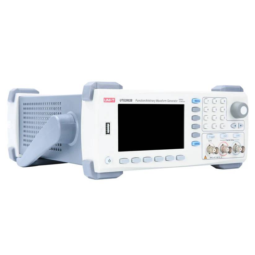 Schräge Seitenansicht des UNI-T UTG2062B Funktionsgenerators mit ausgeklapptem Standfuß und sichtbarem Gehäuse.