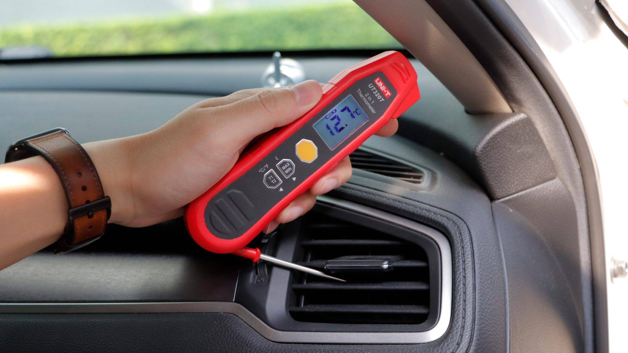 UNI-T UT320T im Einsatz: Temperaturmessung am Lüftungsschlitz eines Autos mit dem Einstichfühler.