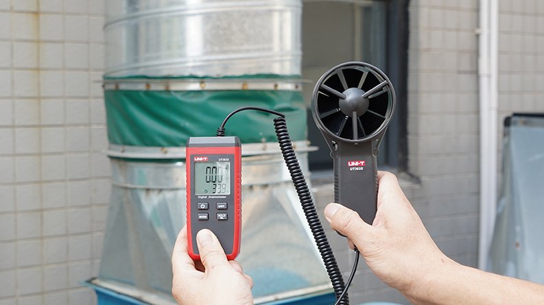 UNI-T UT363S Anemometer bei der Messung von Luftströmungen an Lüftungskanälen