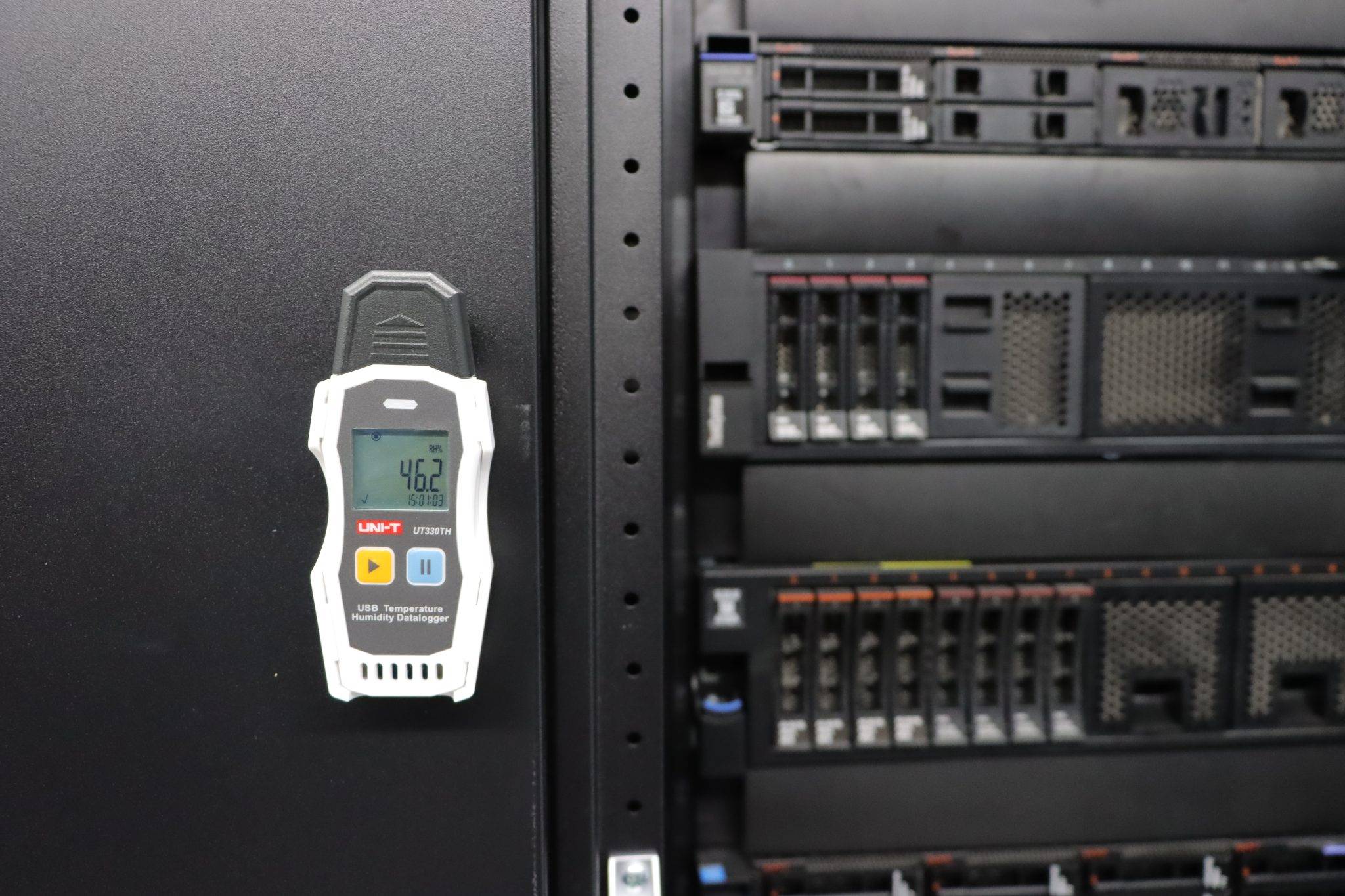 Anwendungsbeispiel: Der UNI-T UT330TH Datenlogger überwacht die Luftfeuchtigkeit in einem Serverraum, magnetisch an einem Serverschrank befestigt.