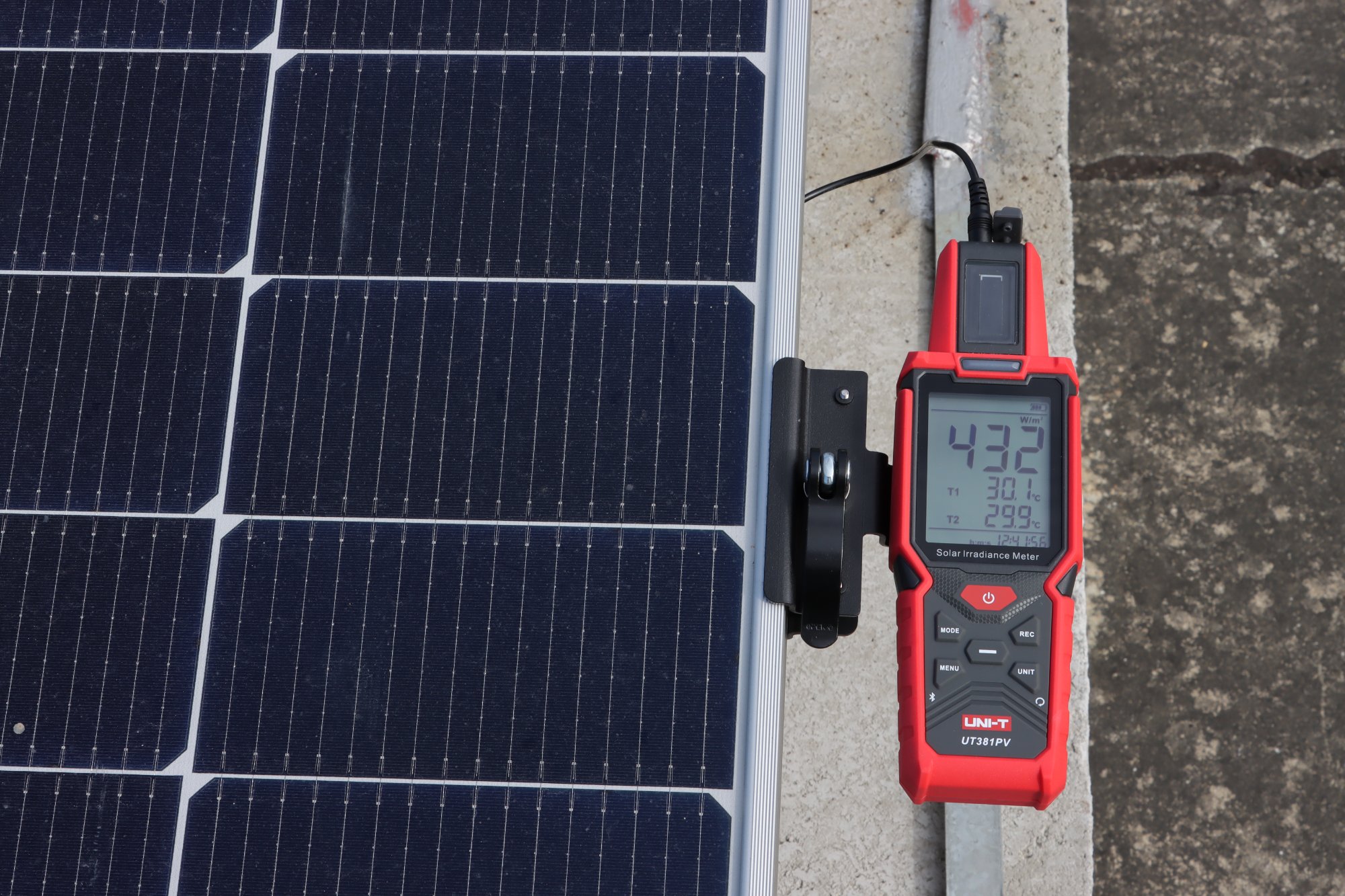 Nahaufnahme des montierten UNI-T UT381PV Solarmessgeräts mit Displayanzeige