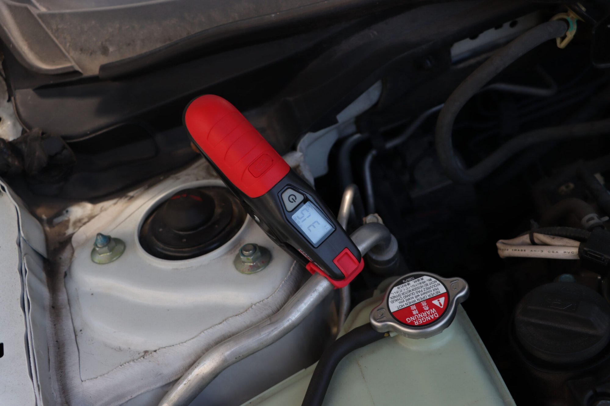 Messung der Rohrtemperatur im Kfz-Motorraum mit der Zange UT320i an der Klimaleitung