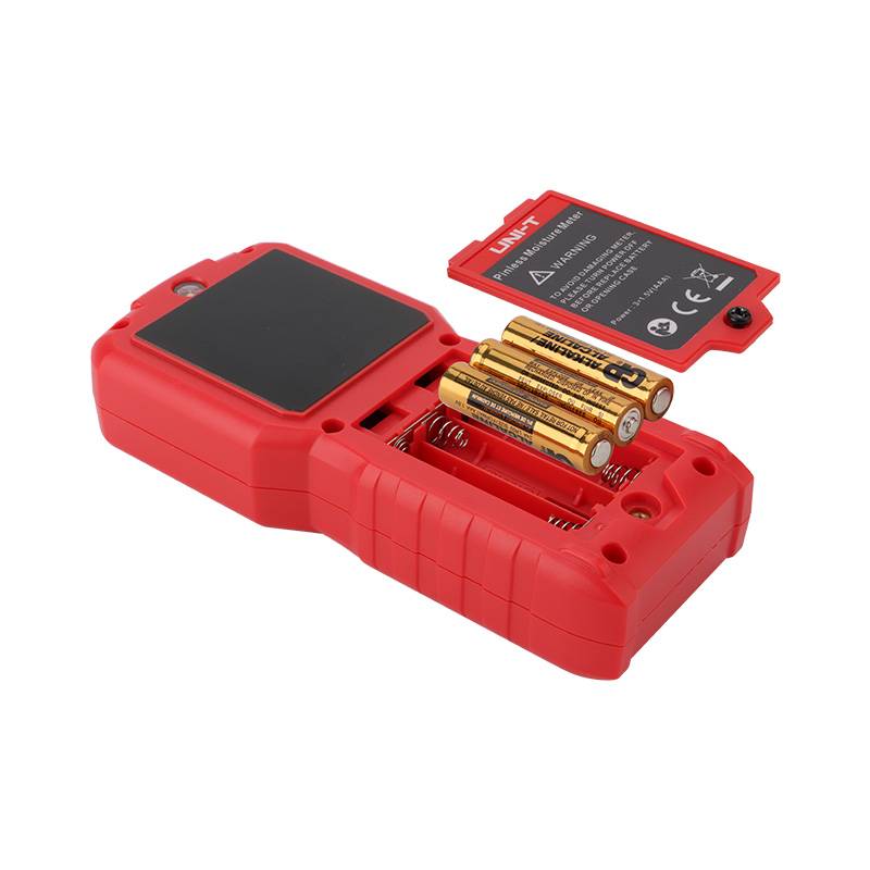 Geöffnetes Batteriefach des UNI-T UT377C Feuchtigkeitsmessgeräts mit drei eingelegten AAA-Batterien.