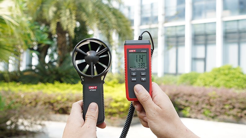 UNI-T UT363S digitales Anemometer im Außeneinsatz bei einer Windmessung