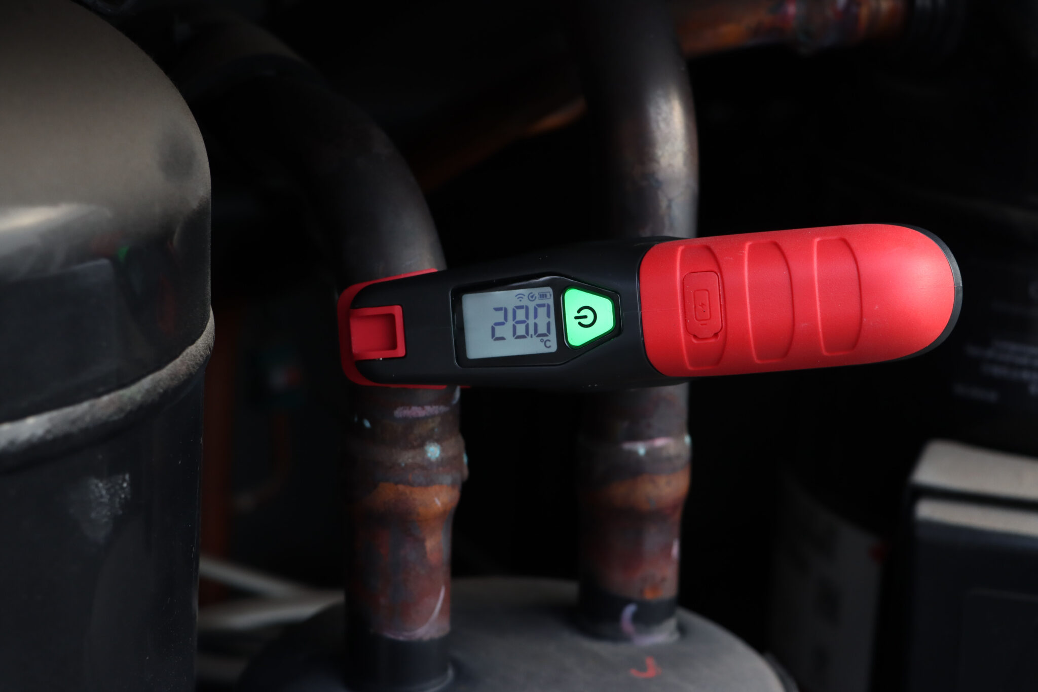 Einsatz der Funk-Temperaturmesszange UT320i an einer Rohrleitung einer Kälteanlage