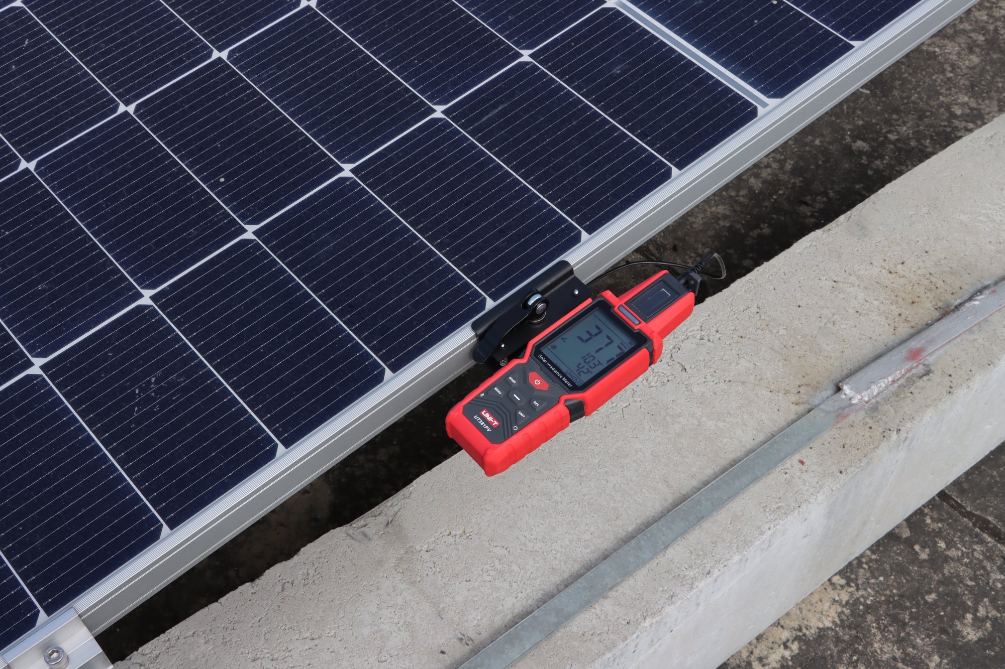 UNI-T UT381PV mit Modulhalterung am Rahmen eines Solarmoduls fixiert