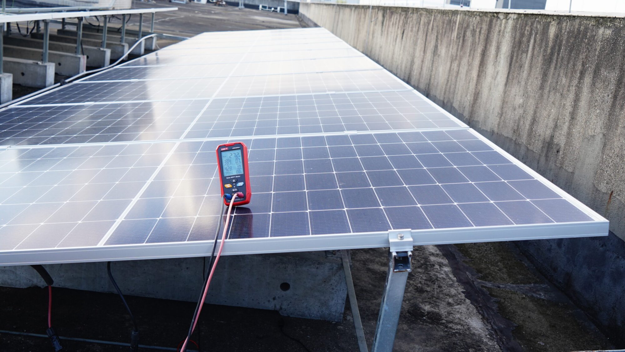 Übersicht einer Solaranlage mit angeschlossenem UNI-T UT673PV+ Solar MPPT Messgerät