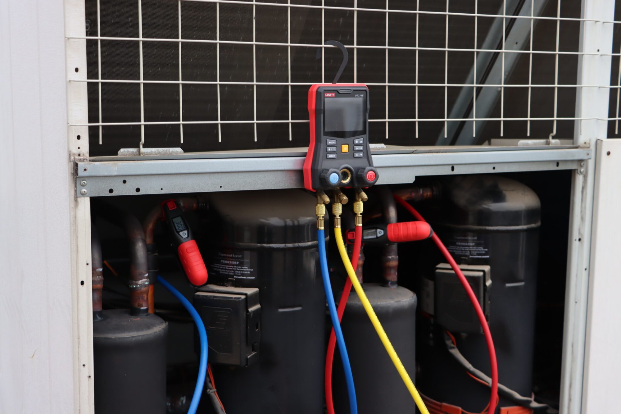 UT336E KIT mounted on a refrigeration compressor with wireless clamps attached to pipes