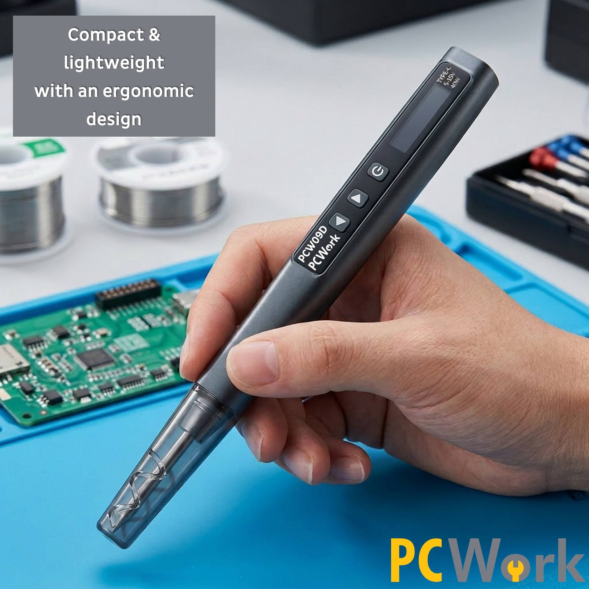 Eine Person hält den leichten und kompakten PCWork PCW09D Lötkolben, was sein ergonomisches Design unterstreicht.