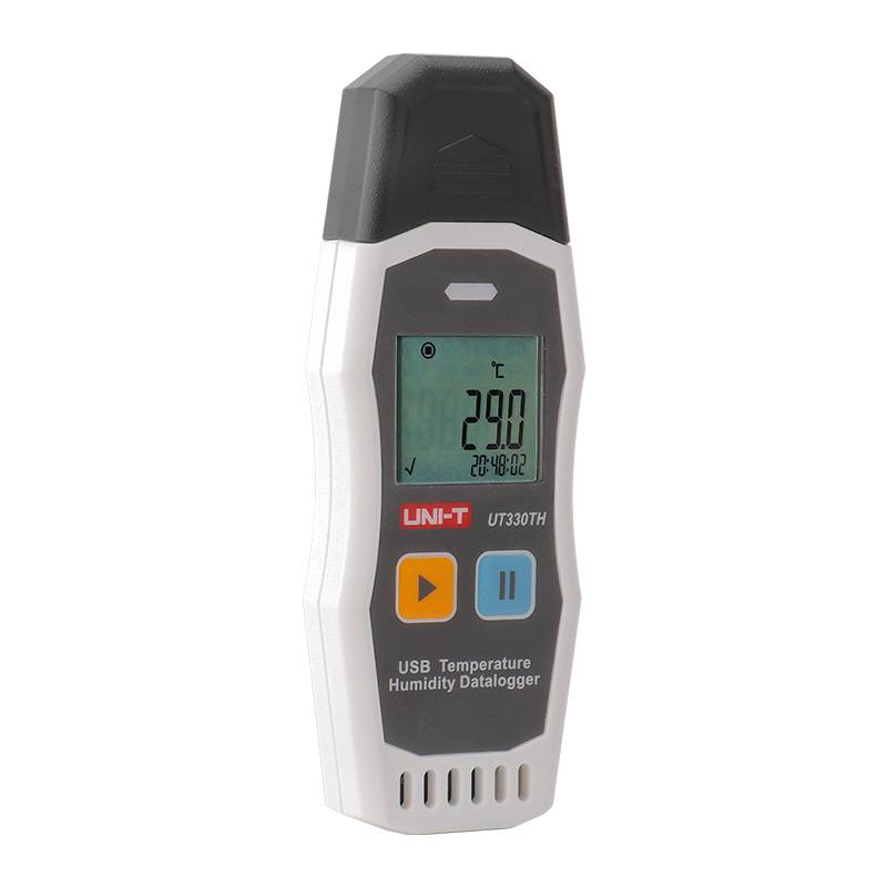 Schräge Perspektivansicht des handlichen UNI-T UT330TH USB-Datenloggers, die das kompakte Design und die Bedientasten hervorhebt.