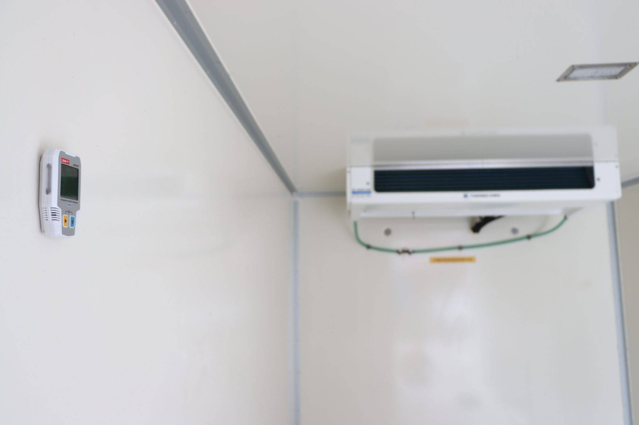 Temperaturüberwachung während des Transports: Der UNI-T A56 BT Datenlogger ist an der Wand eines Kühltransporters befestigt.