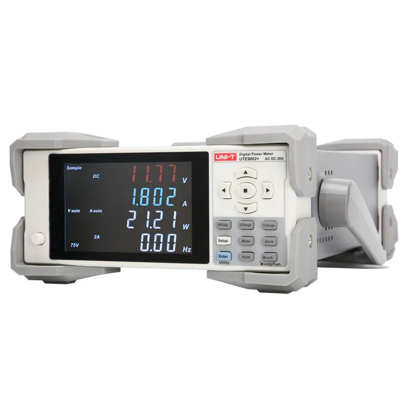 Digitaler Leistungsmesser UTE9802+ von UNI-T in der Seitenansicht, zeigt eine DC-Messung von Spannung, Strom und Leistung auf dem Multi-Window-Display.
