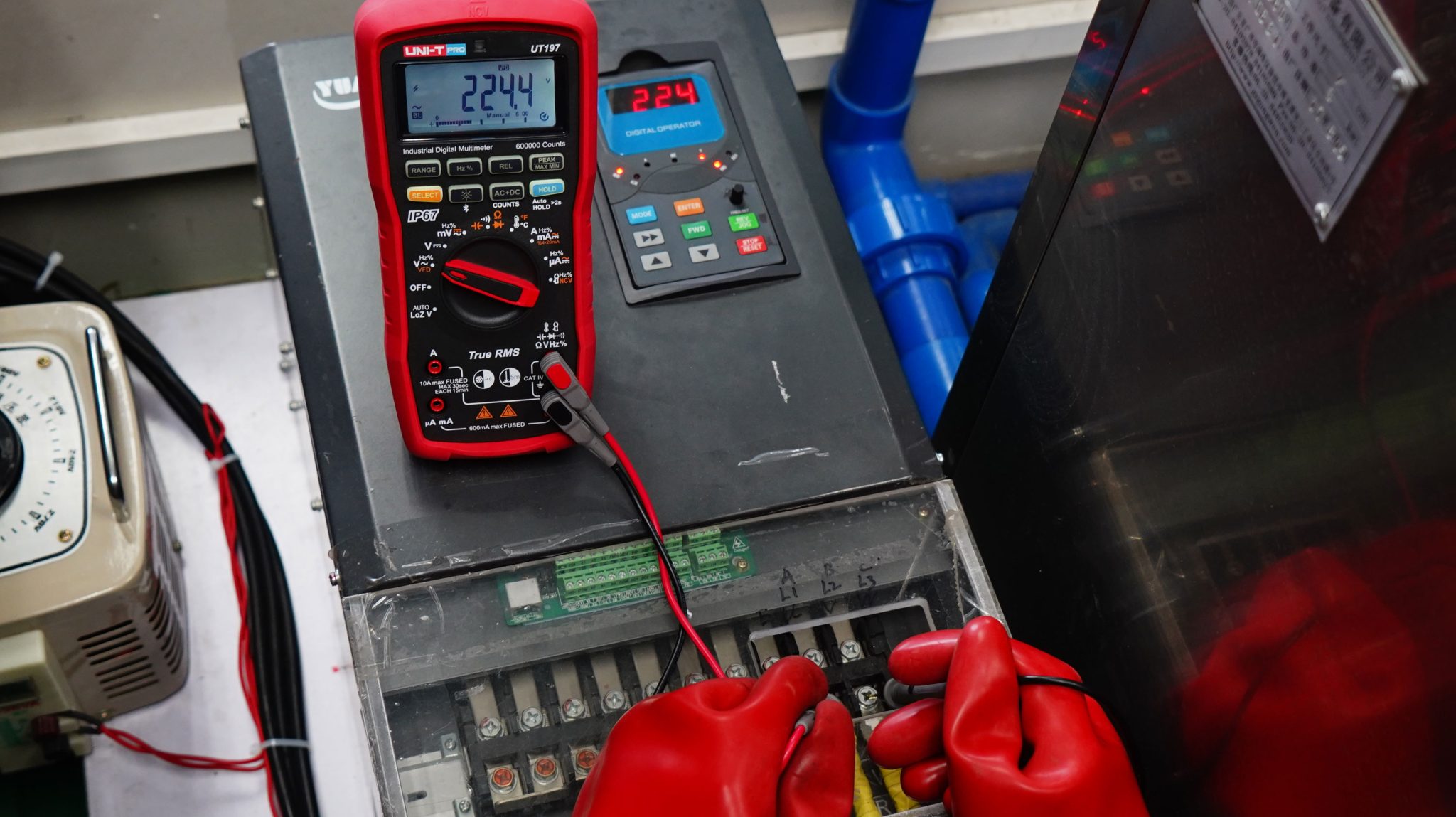 ut197-professionelles-digital-multimeter-industrieanwendungen-anwendungsbeispiel-professional-digitalmultimeter-application-4 ut197-professionelles-digital-multimeter-industrieanwendungen-anwendungsbeispiel-professional-digitalmultimeter-application-4
