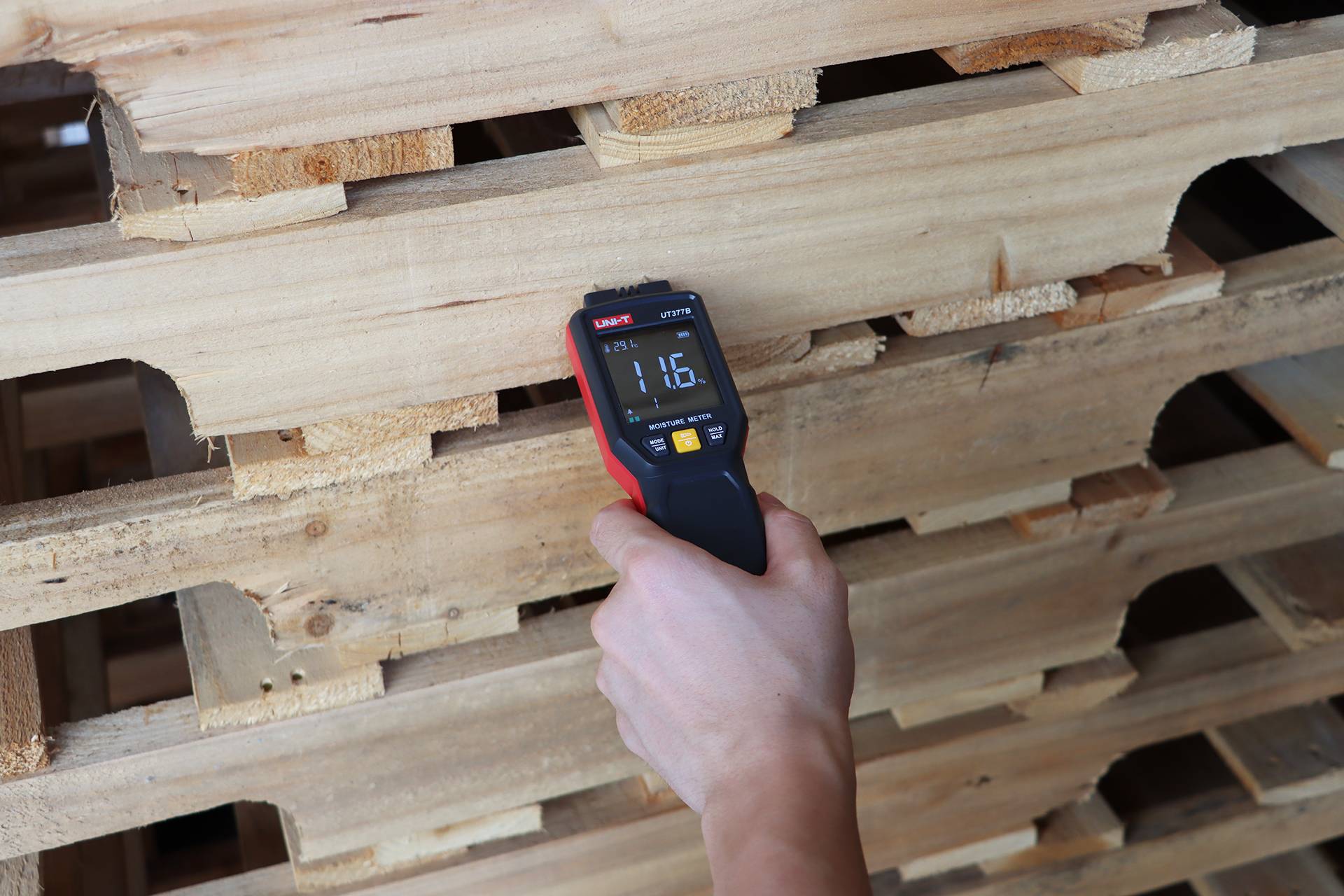UNI-T UT377B wird verwendet, um die Feuchtigkeit in einem Stapel Bauholz oder Paletten zu überprüfen.