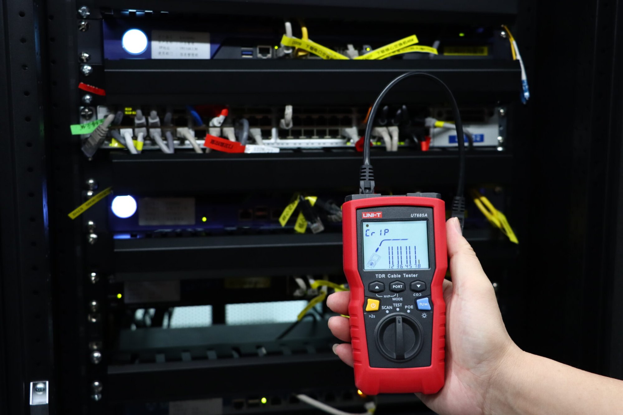 UNI-T UT685A Kabeltester im Praxiseinsatz bei Crimp-Messung am Patchpanel